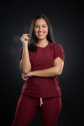 Scrub Vino Antifluido Cuello V y Pantalón Bota Recta