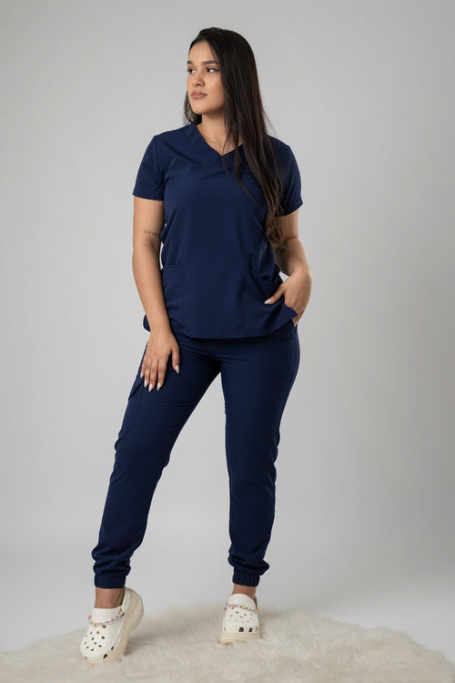 Scrub Azul Oscuro Antifluido con Cuello V y Jogger