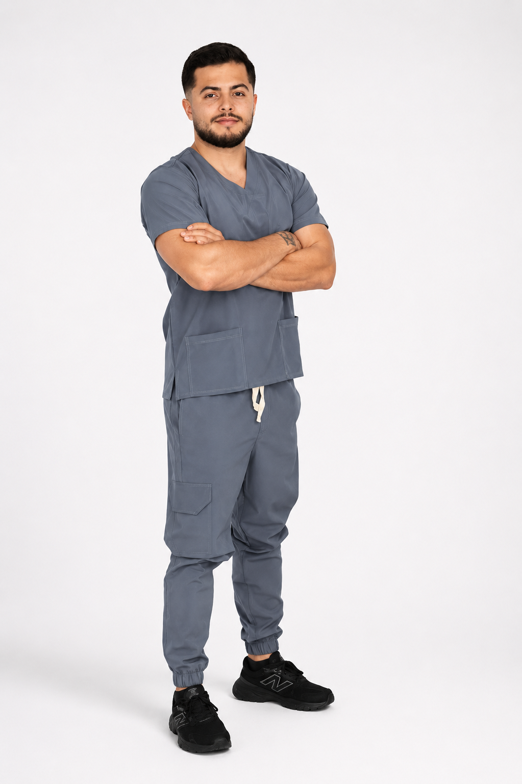 Set Gris Antifluido Caballero con Cuello V y Jogger