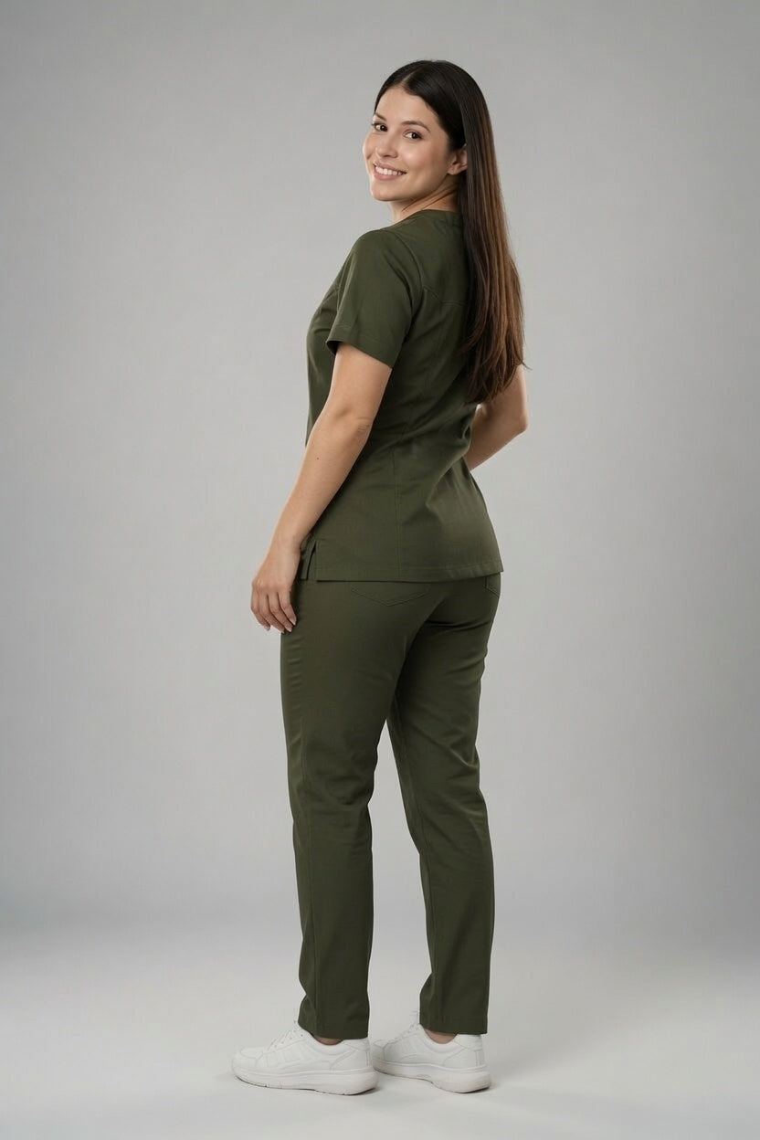 Set Verde Militar Antifluido con Cuello V, Bota Recta