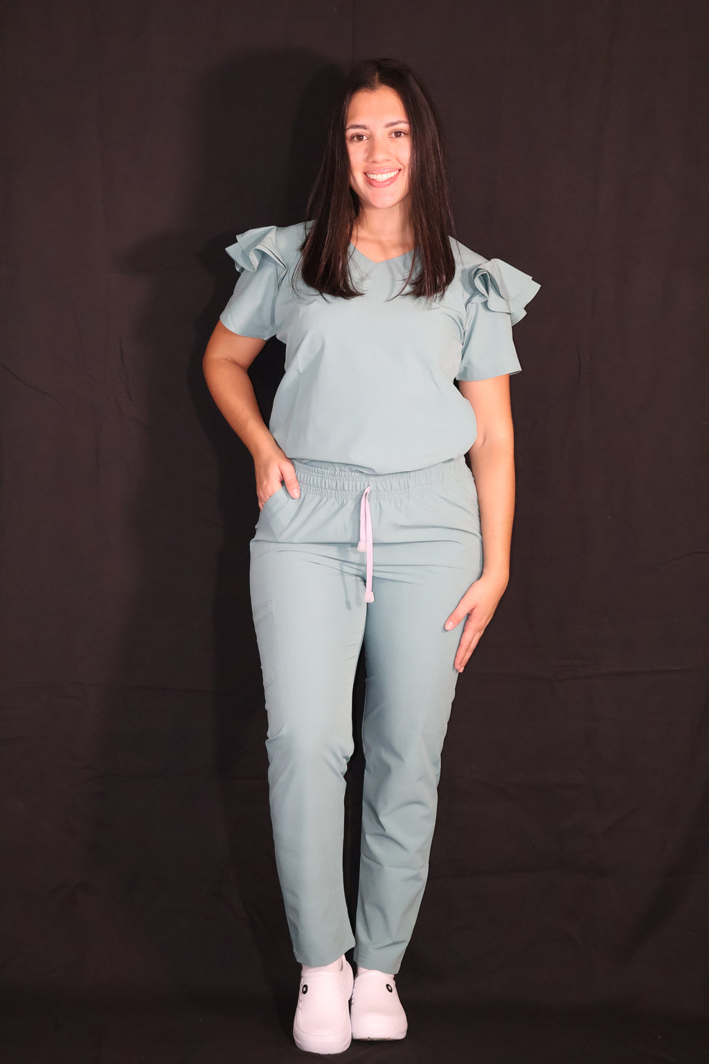 Scrub Pistacho Antifluido con Cuello V - vista frontal