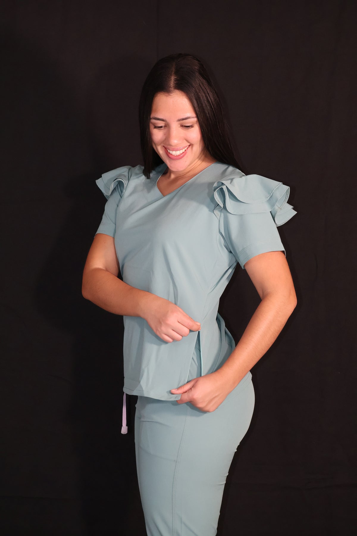 Scrub Pistacho Antifluido con Cuello V - vista trasera