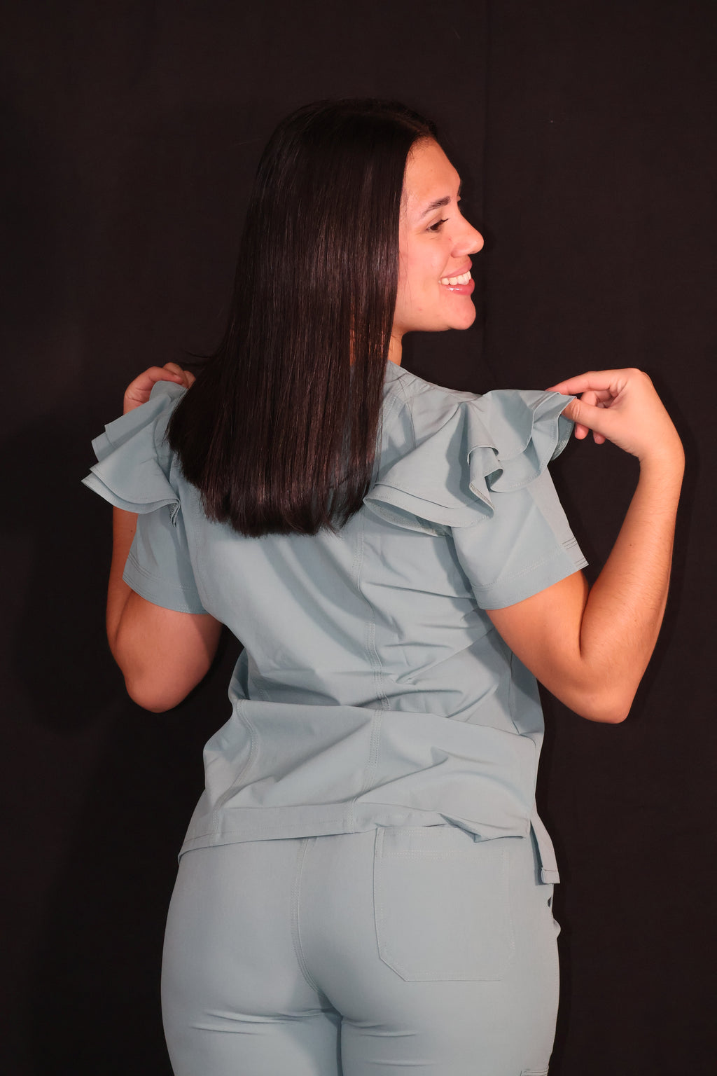 Scrub Pistacho Antifluido con Cuello V - vista trasera