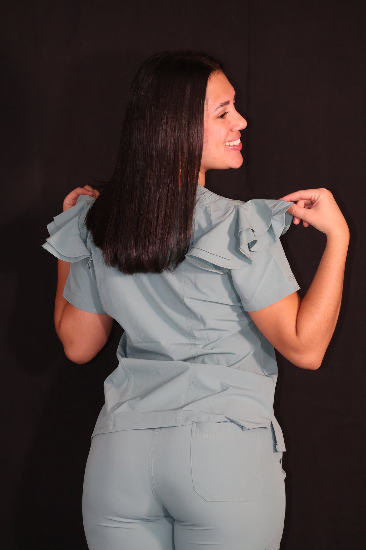 Scrub Pistacho Antifluido con Cuello V - vista trasera