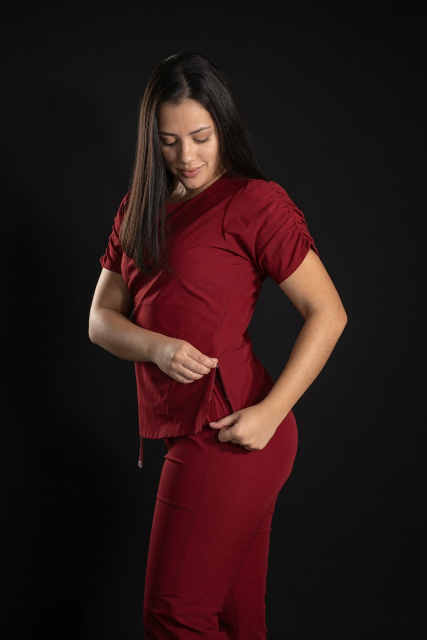 Scrub Vino Antifluido Cuello V y Pantalón Bota Recta