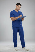 Scrub Azul Rey Antifluido con Cuello V, Caballero