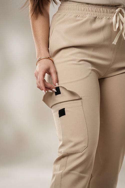 Scrub Beige Antifluido con Cuello V y Jogger